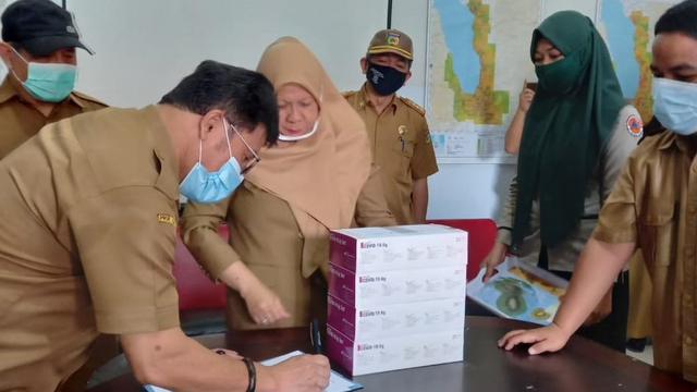 Puskesmas se-Kota Palu menerima bantuan rapid test antigen yang diserahkan secara simbolis oleh Wakil Wali Kota Palu, dr Reny A. Lamadjido, Selasa (30/3). Foto: Imron/Pemkot Palu