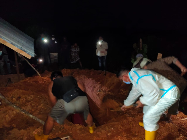 Proses pemakaman tahanan Polres Sorong Kota yang dinyatakan positif COVID-19, di TPK COVID-19 Jalan Suteja Km 10, Kota Sorong. | Foto: Istimewa.