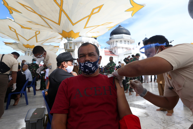 Warga mendapatkan suntikan vaksin COVID-19 di halaman Masjid Raya Baiturrahman, Banda Aceh, Aceh, Selasa (30/3). Foto: Irwansyah Putra/Antara Foto