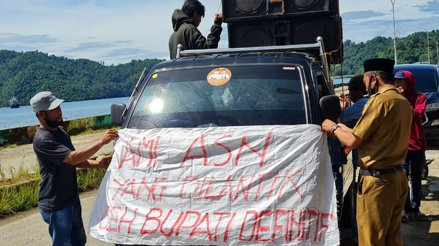 ASN yang dibatalkan SK-nya oleh Plh Bupati Morowali Utara menyampaikan aspirasinya kembali di depan Kantor Bupati Morut, Selasa (30/3. Foto: Istimewa