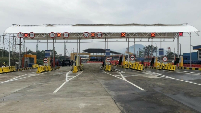 Gerbang sementara Tol Cileunyi, karena gerbang permanen yang lama ditutup akibat proyek simpang susun Tol Cisumdawu. Foto: Jasa Marga