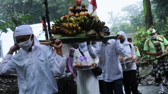 Prosesi upacara adat di Kampung Jalawastu Desa Ciseureuh Kecamatan Ketanggungan, Brebes.