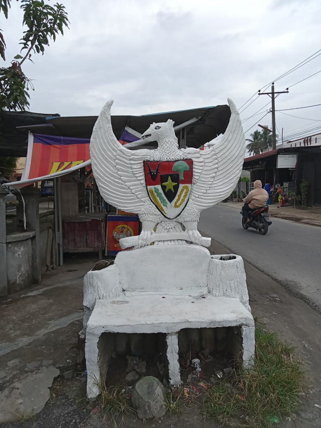 Burung garuda di Kabupaten Asahan di cat berwarna putih. Foto: Dok. Istimewa