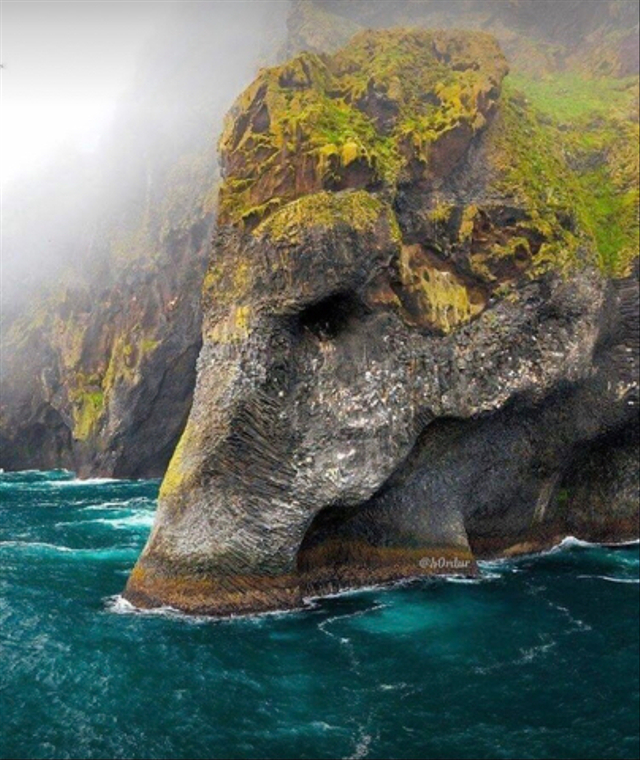 Bukan Dikutuk Menjadi Batu, Inilah Batu Menyerupai Gajah di Islandia (18131)