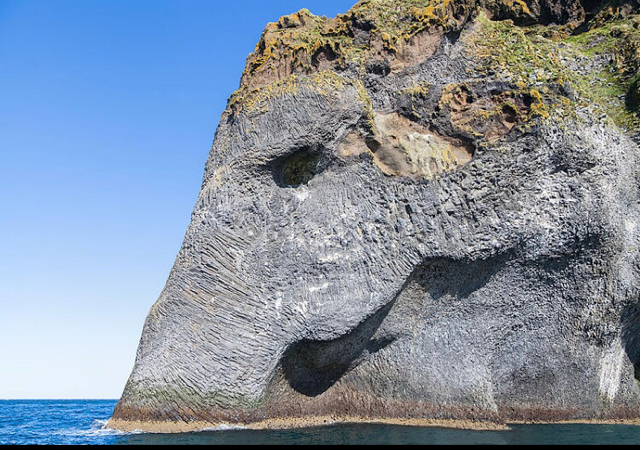 Bukan Dikutuk Menjadi Batu, Inilah Batu Menyerupai Gajah di Islandia (18135)