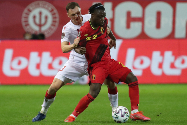 Pemain timnas Belgia Jeremy Doku berebut bola dengan pemain timnas Belarusia pada pertandingan kualifikasi piala dunia zona eropa di Den Dreef, Leuven, Belgia. Foto: Yves Herman/REUTERS