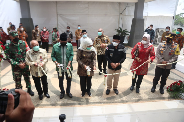 Gubernur Jatim, Khofifah Indar Parawansa dan Wali Kota Malang, Sutiaji (tengah) meresmikan gedung UPT Dinkop dan UKM Jatim di Malang, Selasa (30/3/2021). (Foto: Pemkot Malang)