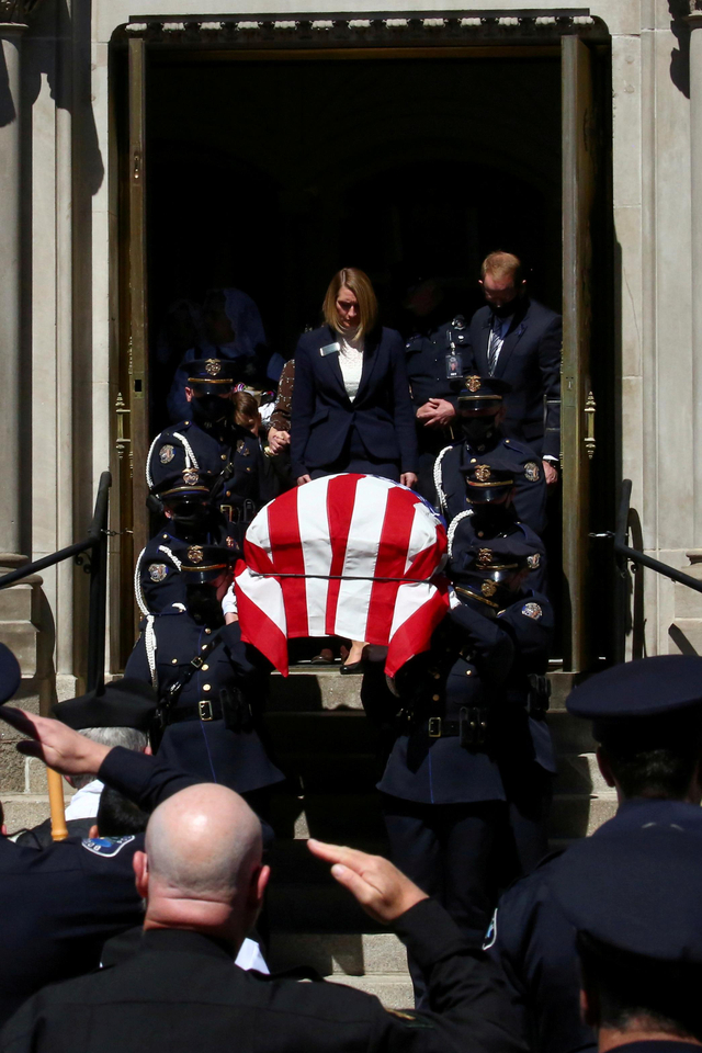 Peti mati polisi Eric Talley, dibawa keluar dari Katedral, untuk prosesi pemakaman, di Denver, Colorado, AS, Senin (29/3). Foto: Kevin Mohatt/REUTERS