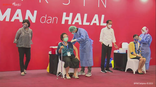 Presiden Joko Widodo meninjau pelaksanaan vaksinasi corona untuk pelaku perbankan dan pasar modal di Kantor Bursa Efek Indonesia, SCBD, Jakarta, Rabu (31/3). Foto: Youtube/Sekretariat Presiden