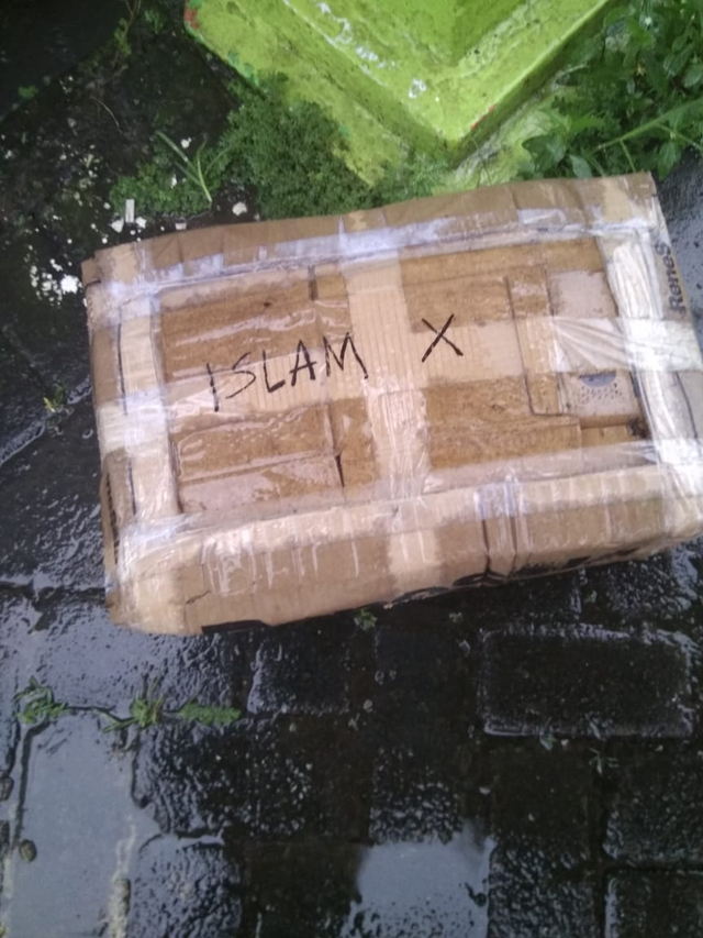 Sebuah kotak mencurigakan ditemukan tergeletak di Jalan Sungai Preman, lorong 55, Kelurahan Lajangiru, Kecamatan Ujung Pandang, Makassar, Sulawesi Selatan, Rabu (31/3). Foto: Dok. Istimewa