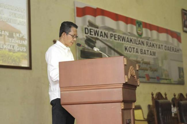 Wakil Wali Kota Batam, Amsakar Achmad mewakili Wali Kota Batam Muhammad Rudi dalam rapat paripurna dengan agenda penyampaian Laporan Keterangan Pertanggungjawaban (LKPJ) Wali Kota Batam (Foto:ist)