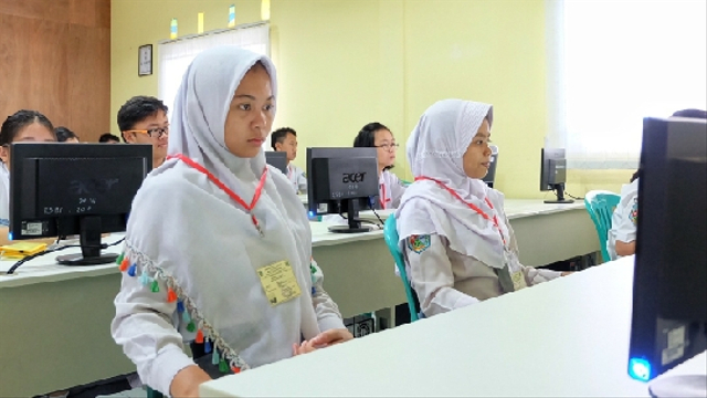 Siswi di Kepri tengah mengikuti proses pembelajaran secara tatap muka. Foto: Ismail/kepripedia.com