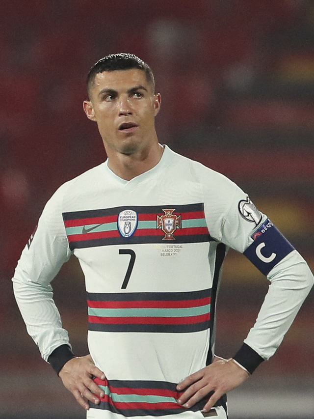 Pemain Portugal Cristiano Ronaldo bereaksi di laga Serbia vs Portugal, Minggu (28/3) Foto: Pedja milosavljevic/AFP