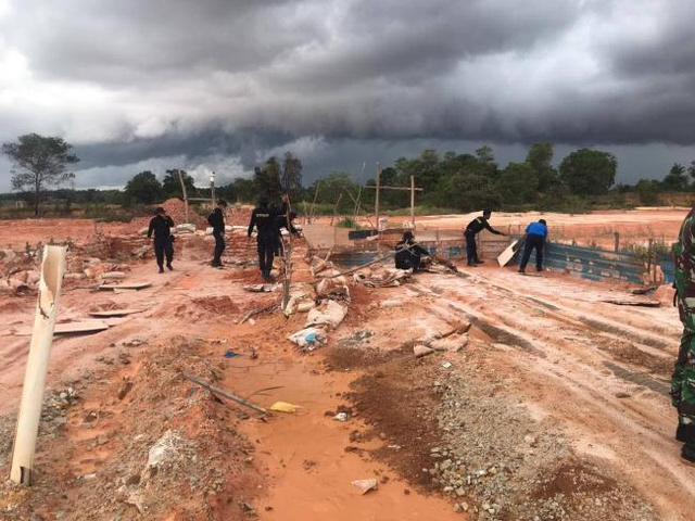 Aparat gabungan saat mendapati jejak aktivitas tambang pasir ilegal di KKOP Hang Nadim. (Foto: Yude/batamnews)