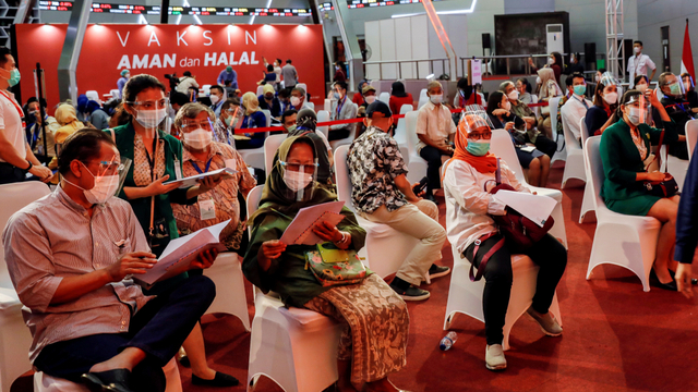 Sejumlah orang menunggu giliran untuk pemeriksaan kesehatan selama program vaksinasi massal di Bursa Efek Indonesia di Jakarta, Rabu (31/3). Foto: Willy Kurniawan/REUTERS