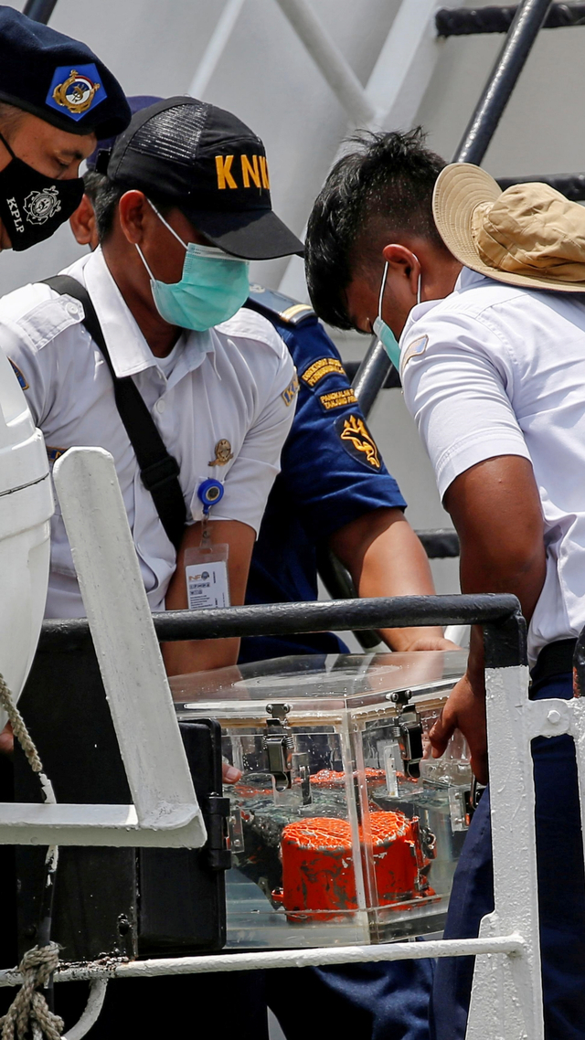 Petugas Komite KNKT membawa Cockpit Voice Recorder (CVR) Sriwijaya Air SJ 182 saat tiba di Pelabuhan Tanjung Priok di Jakarta, Rabu (31/3). Foto: Willy Kurniawan/REUTERS