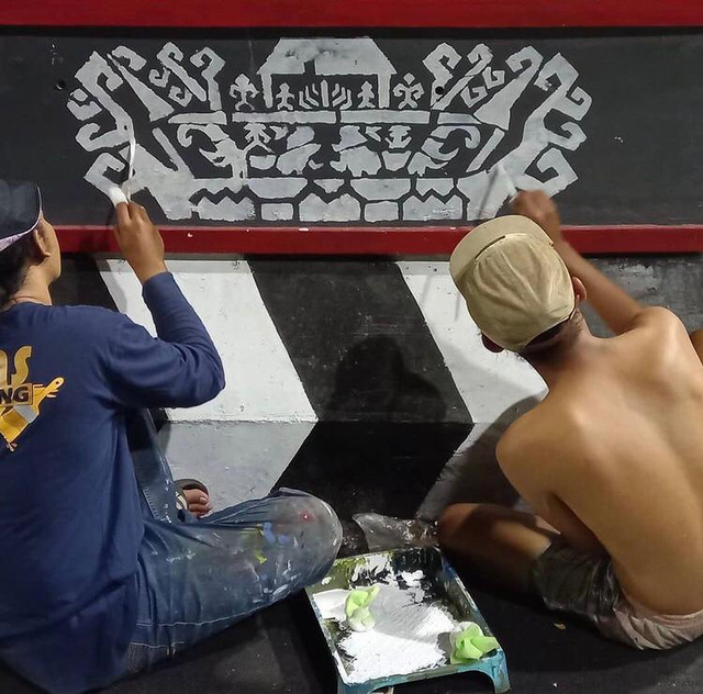 Proses pembuatan mural ornamen Lampung pada dinding Flyover Sultan Agung, Bandar Lampung | Foto: Cupa Firstyadi