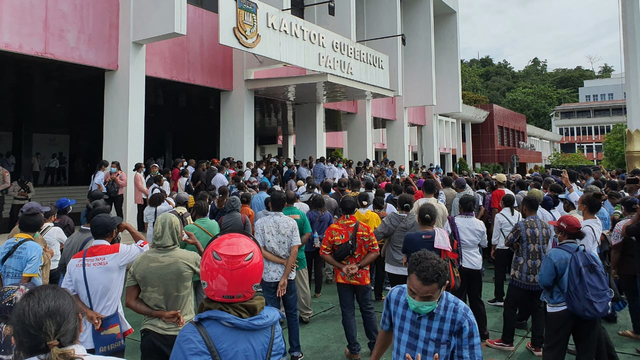 Pegawai honorer di Papua unjuk rasa di Kantor Gubernur Papua. (BumiPapua.com/Qadri Pratiwi)