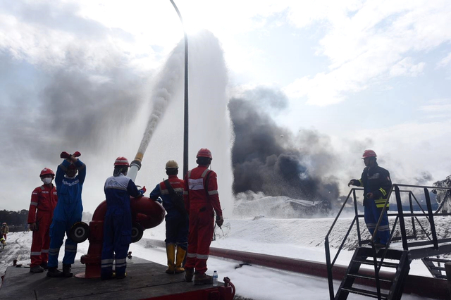 Proses pemadaman api di kilang minyak Balongan. Foto: Pertamina