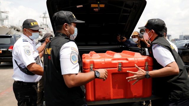 Petugas KNKT membawa kotak pengaman yang berisi CVR penerbangan Sriwijaya Air SJ 182, di Pelabuhan Tanjung Priok di Jakarta, Indonesia, Rabu (31/3). Foto: Willy Kurniawan/REUTERS