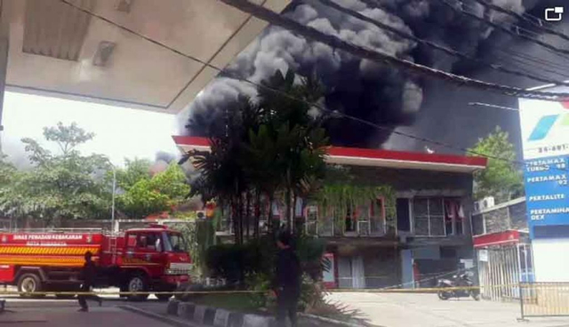 Gudang Berisi Tumpukan Palet Plastik di Surabaya Terbakar