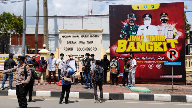Aliansi Wartawan se-Bojonegoro Gelar Aksi Solidaritas untuk Nurhadi (69371)