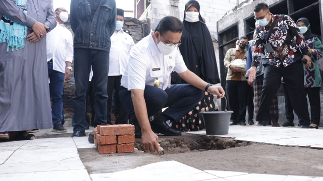 Gubernur DKI Jakarta Anies Baswedan menghadiri peletakan batu pertama (groundbreaking) revitalisasi Kampung Kwitang, Jakarta Pusat, Rabu (31/3). Foto: PPID DKI Jakarta