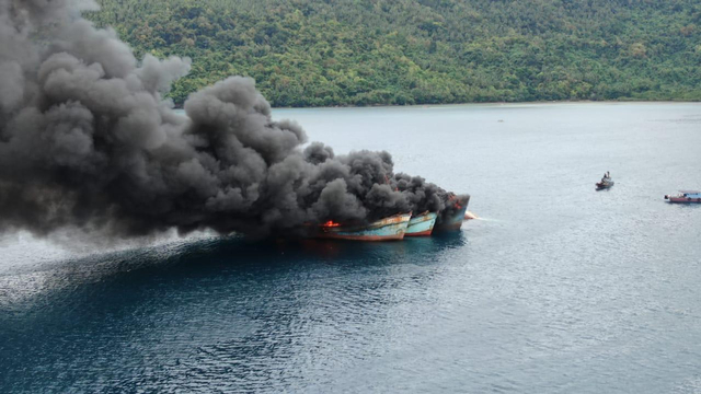 KKP tenggelamkan 10 kapal Pencuri ikan berbendera Vietnam di Laut Natuna Utara, Rabu (31/3). Foto: KKP