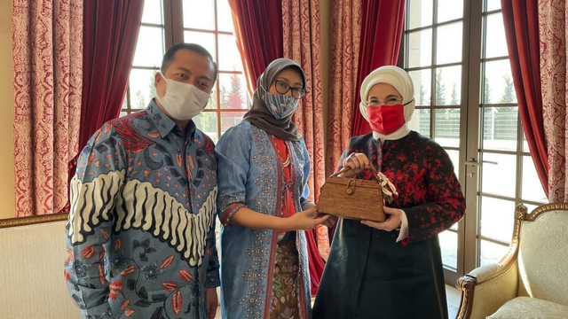 Istri Erdogan Antusias Terima Batik dan Kerajinan Tangan Indonesia (524017)