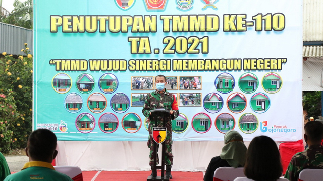 Dandim Bojonegoro, Letkol Inf Bambang Hariyanto, saat beri sambutan dalam penutupan TMMD ke-110. Rabu (31/03/2021). (foto:/istimewa)