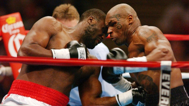 Danny Williams melawan Mike Tyson. Foto: Getty Images