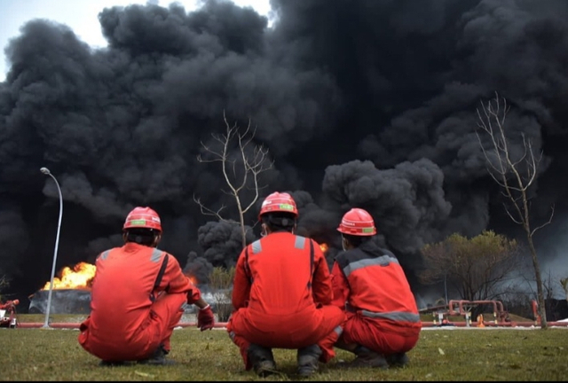Kepulan asap pekat keluar dari areal tangki BBM di kilang minyak Pertamina Balongan, Indramayu. (Istimewa)