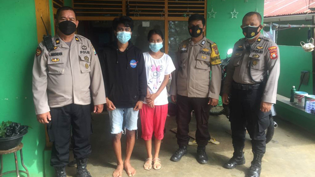 Frengku (kedua dari kiri) Anak pertama Kosmos penjaga Katedral Makassar ditawari jadi polisi. Foto: Dok. Istimewa