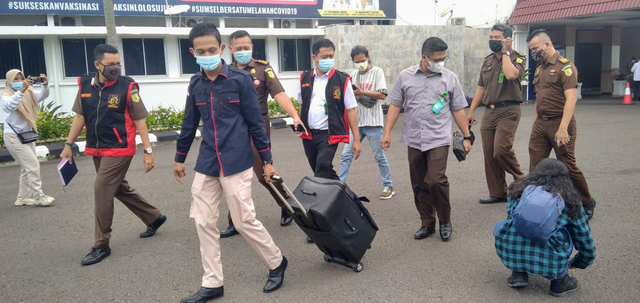 Penyidik dari Kejati Sumsel saat membawa sejumlah doumen dari kantor BPKAD. (foto: istimewa)