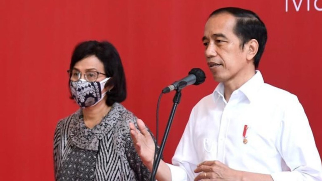 Menteri Keuangan Sri Mulyani mendampingi Presiden Jokowi menyaksikan vaksinasi karyawan industri keuangan di BEI. Foto: Instagram/@smindrawati