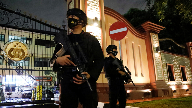 Personel kepolisian dengan rompi anti peluru dan senjata laras panjang berjaga di Mabes Polri, Jakarta, Rabu (31/3). Foto: Willy Kurniawan/REUTERS