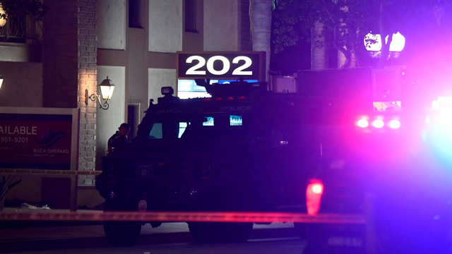 Petugas polisi berdiri di luar sebuah gedung tempat beberapa orang tewas dalam penembakan di Orange, California, Rabu (31/3). Foto: PATRICK T. FALLON/AFP