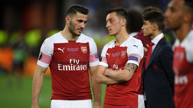 Sead Kolasinac dan Mesut Oezil saat masih berseragam Arsenal. Foto: Michael Regan/Getty Images