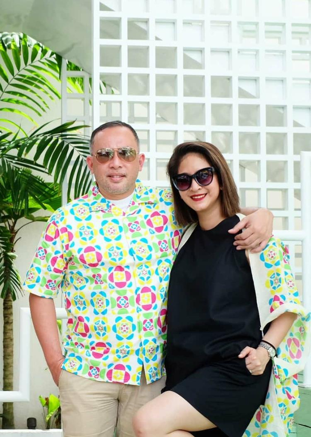 Novita Angie dan Suami Foto: Instagram @saptoharyo