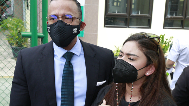 Artis Thalita Latief bersama kuasa hukum Maruli Tampubolon saat ditemui usai sidang cerai di Pengadilan Agama Jakarta Pusat, Jakarta, Kamis, (1/04/2021). Foto: Ronny