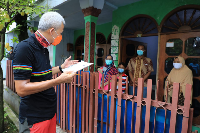 Gubernur Jawa Tengah Ganjar Pranowo ikut terlibat menjadi petugas Pendataan Keluarga 2021 dari BKKBN. Foto:  Pemprov Jateng