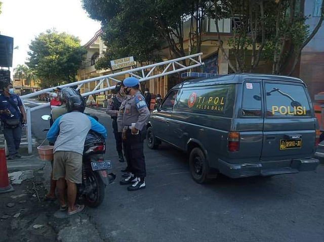 Pemeriksaan di pintu masuk Polda Bali pasca penyerangan di Mabes Polri - IST