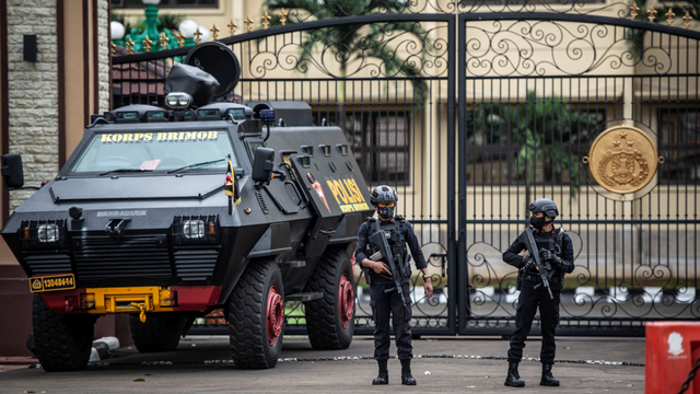 Personel kepolisian bersenjata berjaga di depan Gedung Mabes Polri, Jakarta, Kamis (1/4/2021). Foto: Aprilio Akbar/ANTARA FOTO