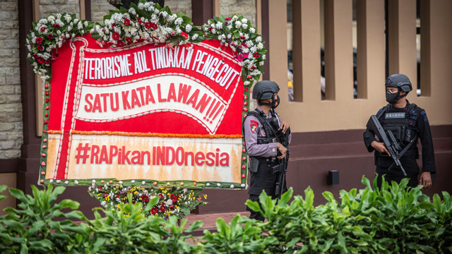 Personel kepolisian bersenjata berjaga di depan Gedung Mabes Polri, Jakarta, Kamis (1/4/2021). Foto: Aprilio Akbar/ANTARA FOTO