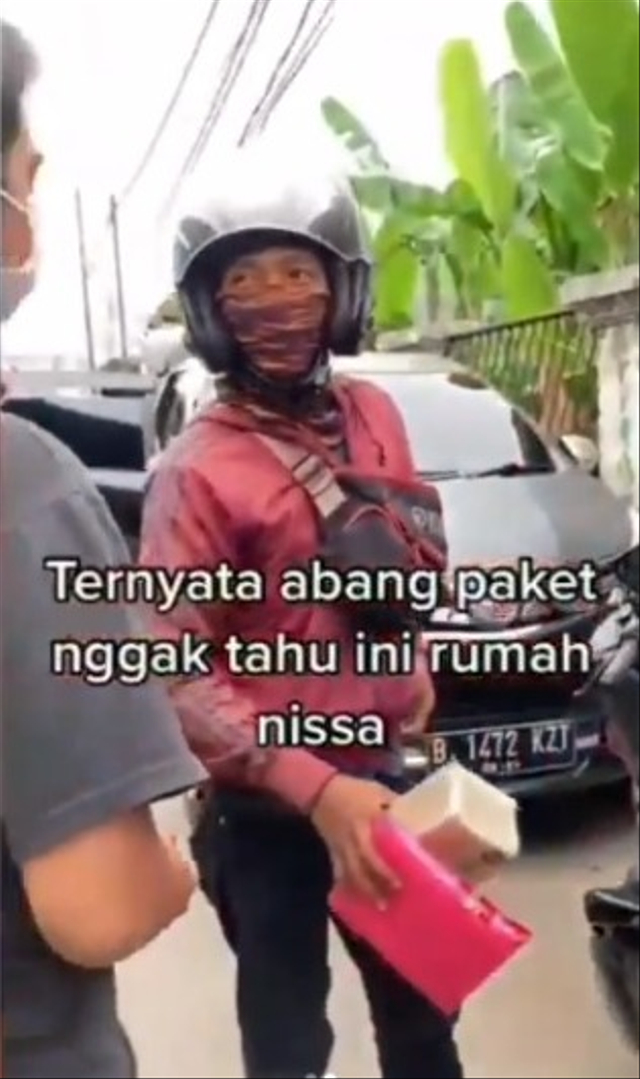 Momen Kurir Panik Dikerubungi Wartawan saat Antar Paket ke Rumah Nissa Sabyan | kumparan.com