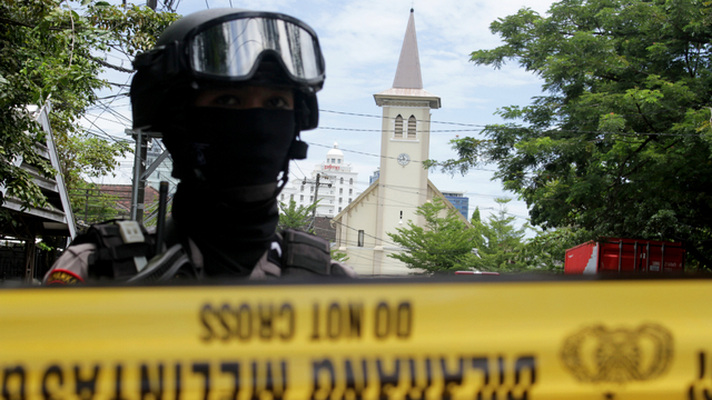 Polisi di depan Gereja Katedral Makassar. Foto: Arnas Padda/ANTARA FOTO