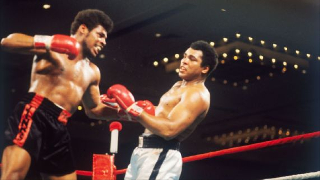 Leon Spinks (kiri) saat berhasil kalahkan dan curi gelar juara Muhammad Ali pada Februari 1978 di Las Vegas, Nevada, AS. Foto: Getty Images