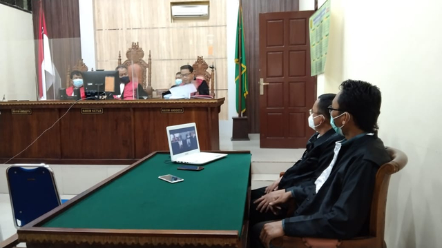 Sidang putusan perkara menghilangkan nyawa orang lain. Terlihat Ardiansyah sebagai penasihat hukum terdakwa Alpin, Kamis (1/4). | Foto : Bella Sardio/ Lampung Geh