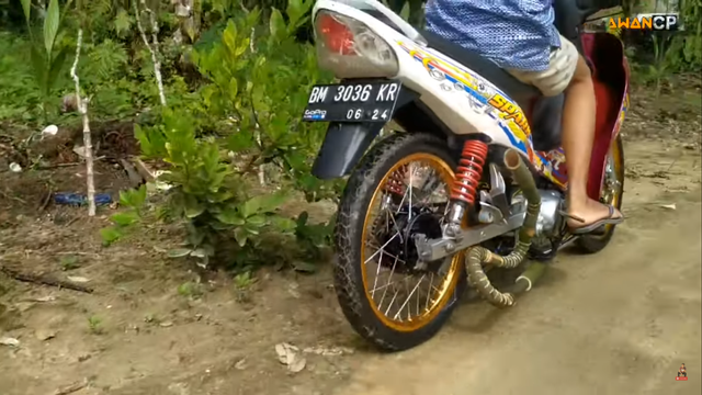 Youtuber mengganti knalpot motornya dengan bambu (Foto: Wawan CP/Youtube)