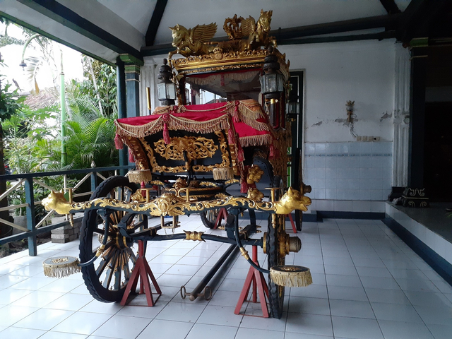 Koleksi kereta kencana milik Gusti Bendara Pangeran Haryo (GBPH) Yudhaningrat atau Gusti Yudha. Foto: Arfiansyah Panji Purnandaru/kumparan
